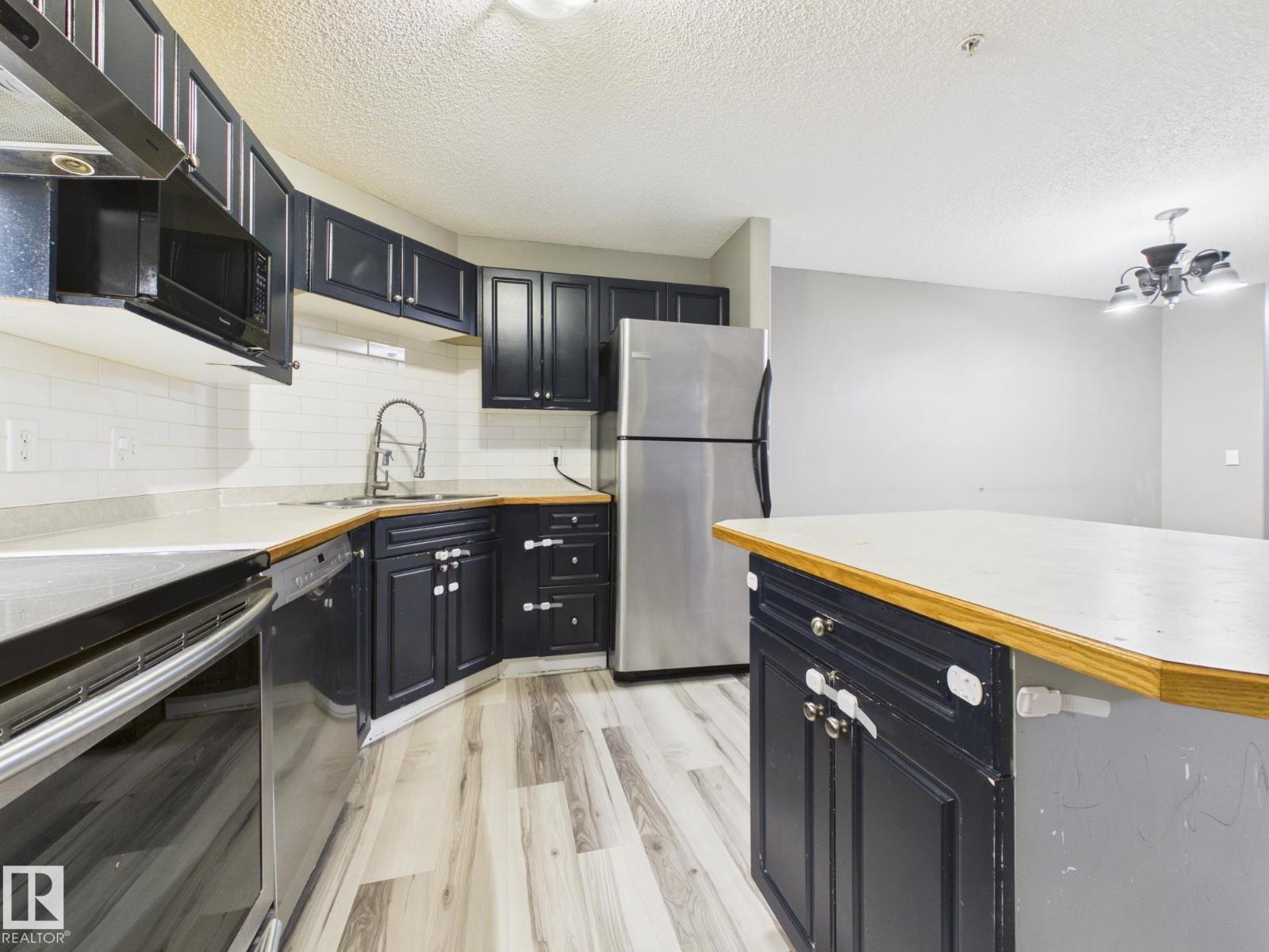 #102 16221 95 ST NW