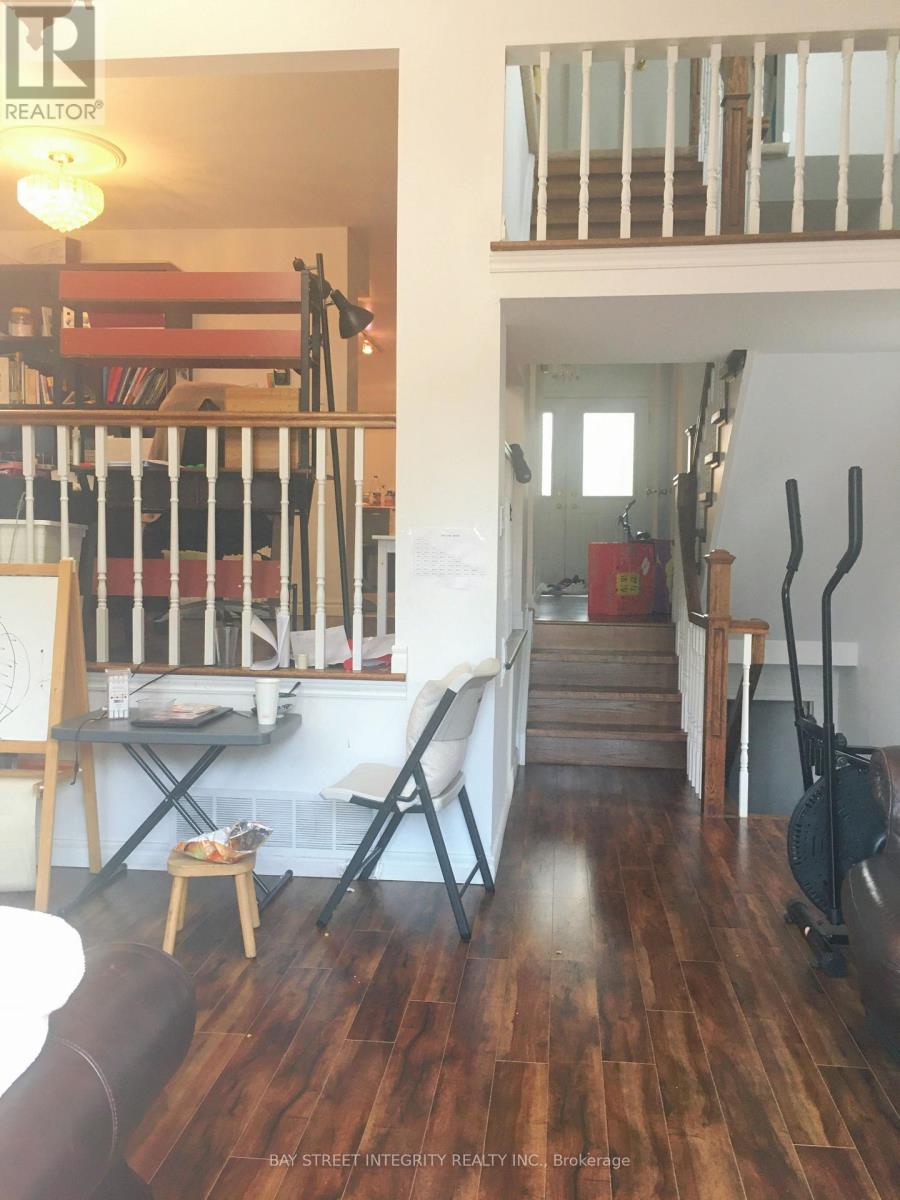 Upper - 98 Carolbreen Square, Toronto, Ontario  M1V 1H5 - Photo 5 - E13886096