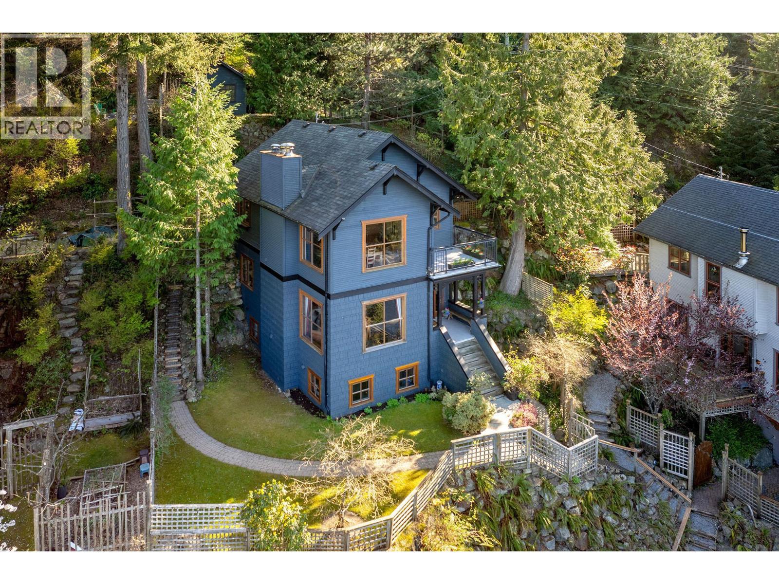555 ROOCROFT LANE, Bowen Island, British Columbia