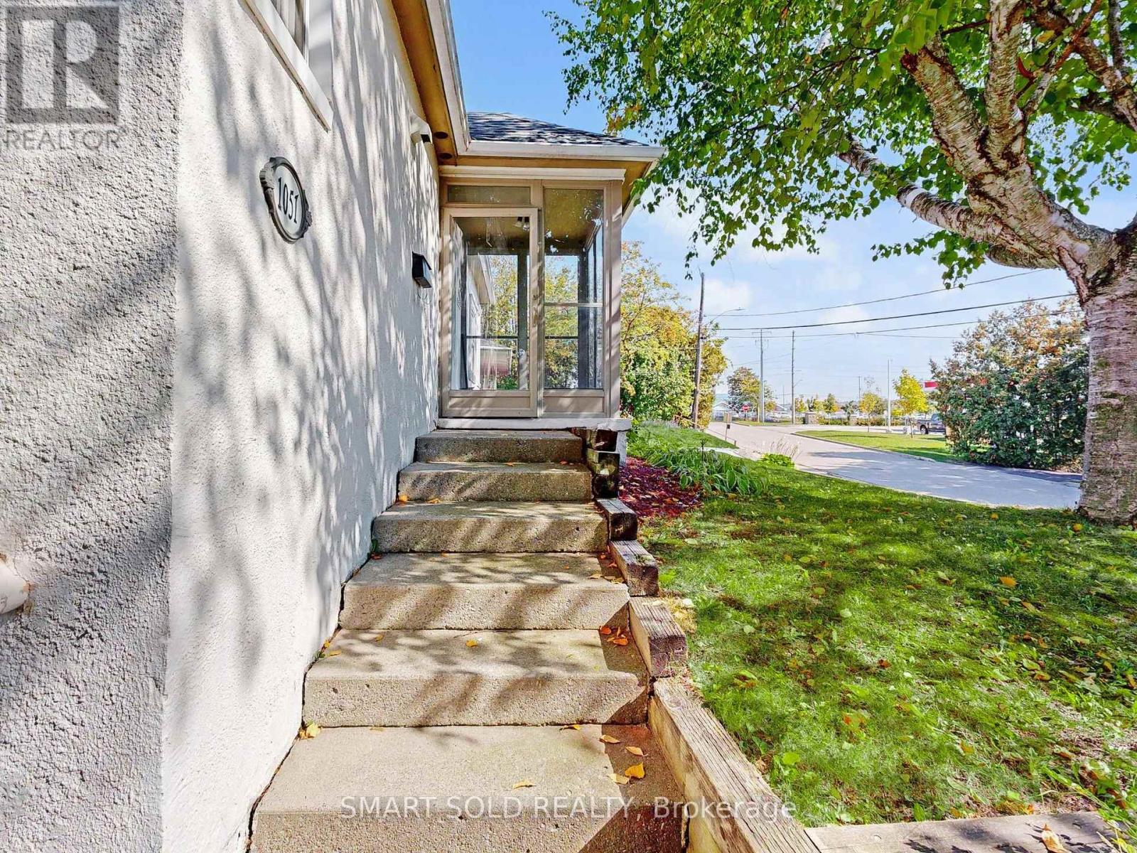 1051 Janette Street, Newmarket, Ontario  L3Y 3C4 - Photo 3 - N13886246