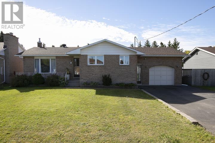 403 Sydenham Rd, Sault Ste. Marie, Ontario  P6C 2X8 - Photo 2 - SM262684