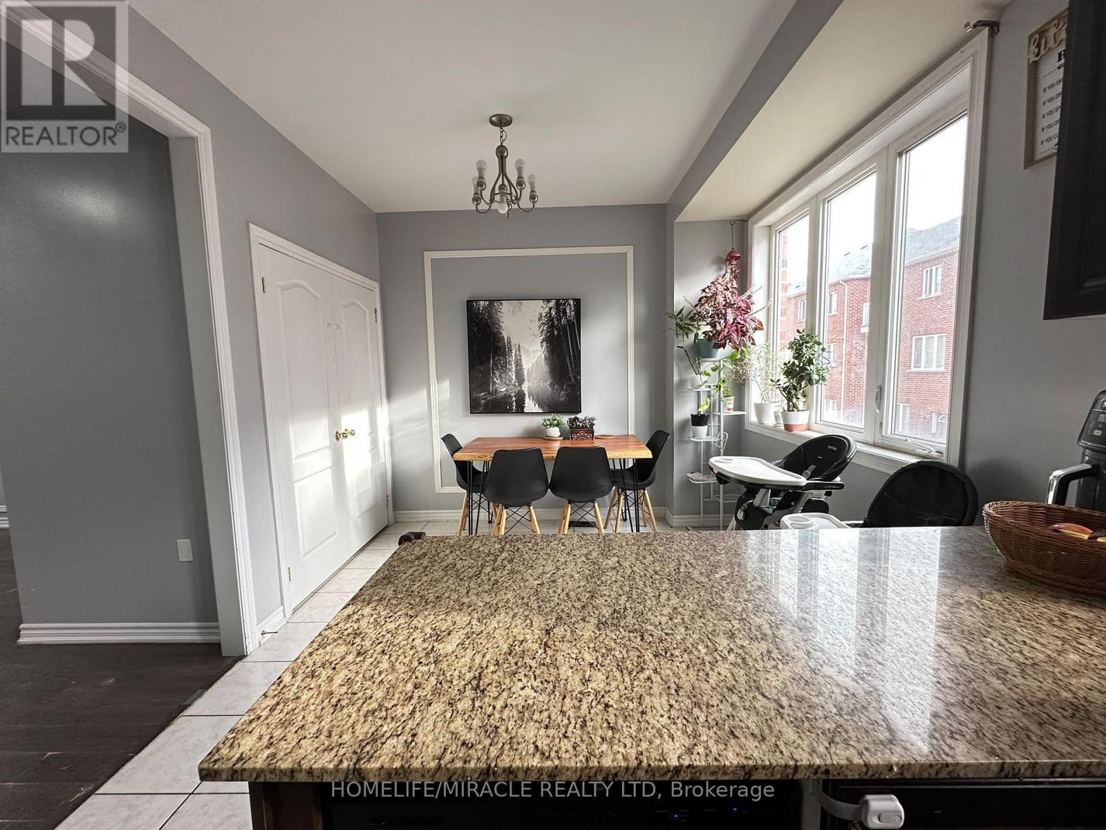 22 Hobart Gardens, Brampton, Ontario  L6Z 0J1 - Photo 10 - W13886336