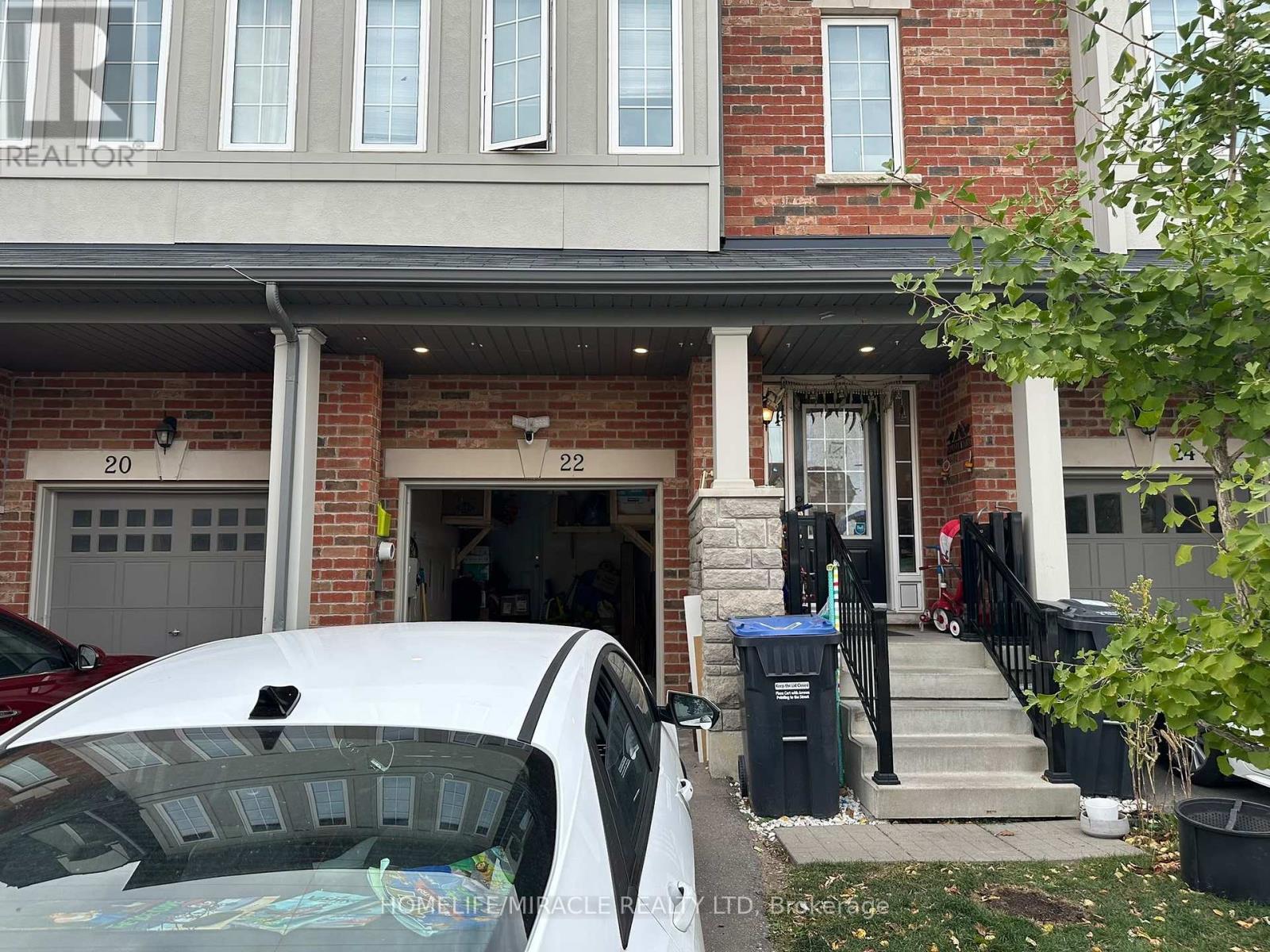 22 Hobart Gardens, Brampton, Ontario  L6Z 0J1 - Photo 3 - W13886336