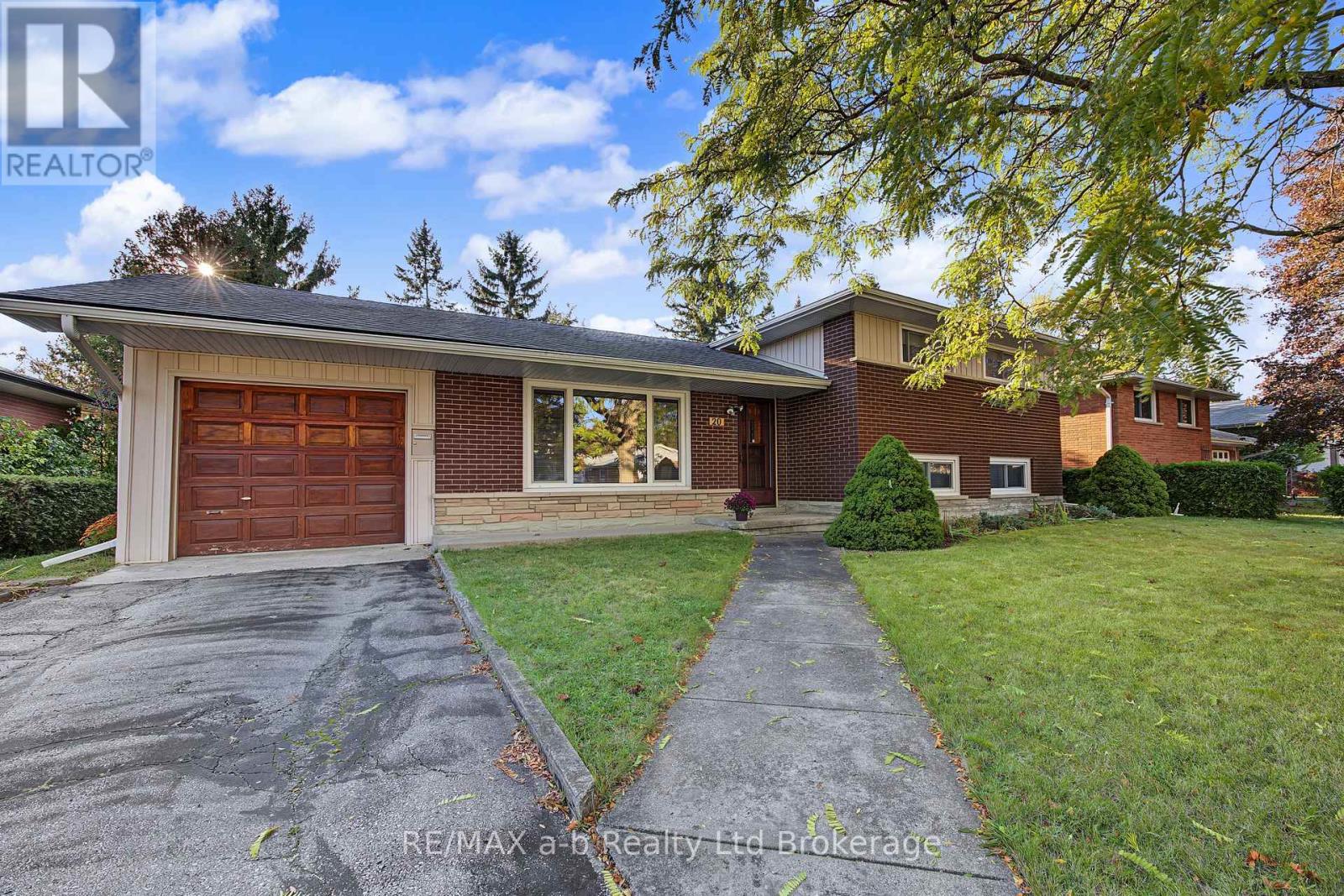 20 Pinecrest Avenue, Cambridge, Ontario  N1R 2Y8 - Photo 2 - X13886394