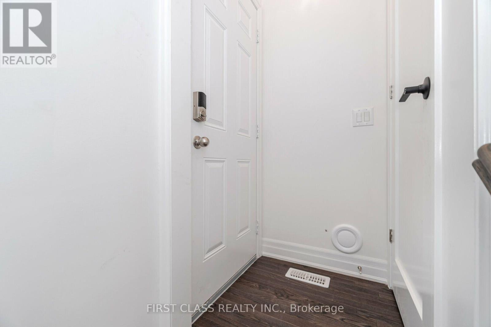 146 Rising Hill Ridge W, Brampton, Ontario  L6Y 6B1 - Photo 3 - W13886434