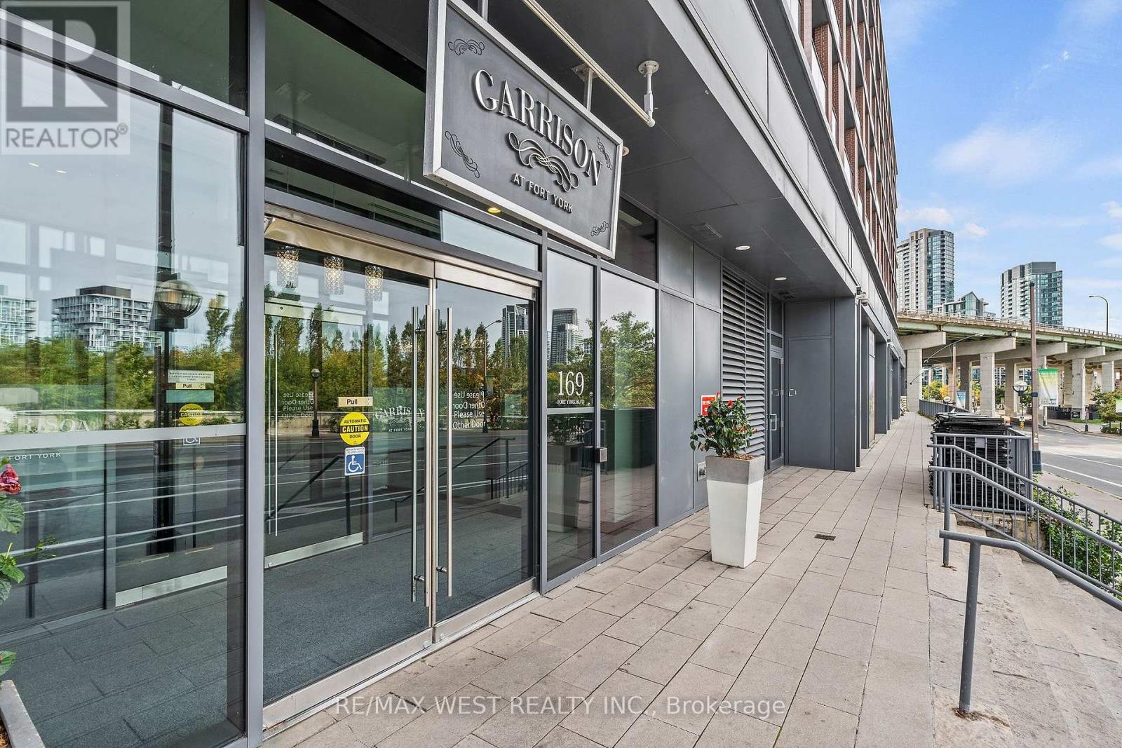 1002 - 169 Fort York Boulevard, Toronto, Ontario M5V 0C8 - Photo 4 - C13886480