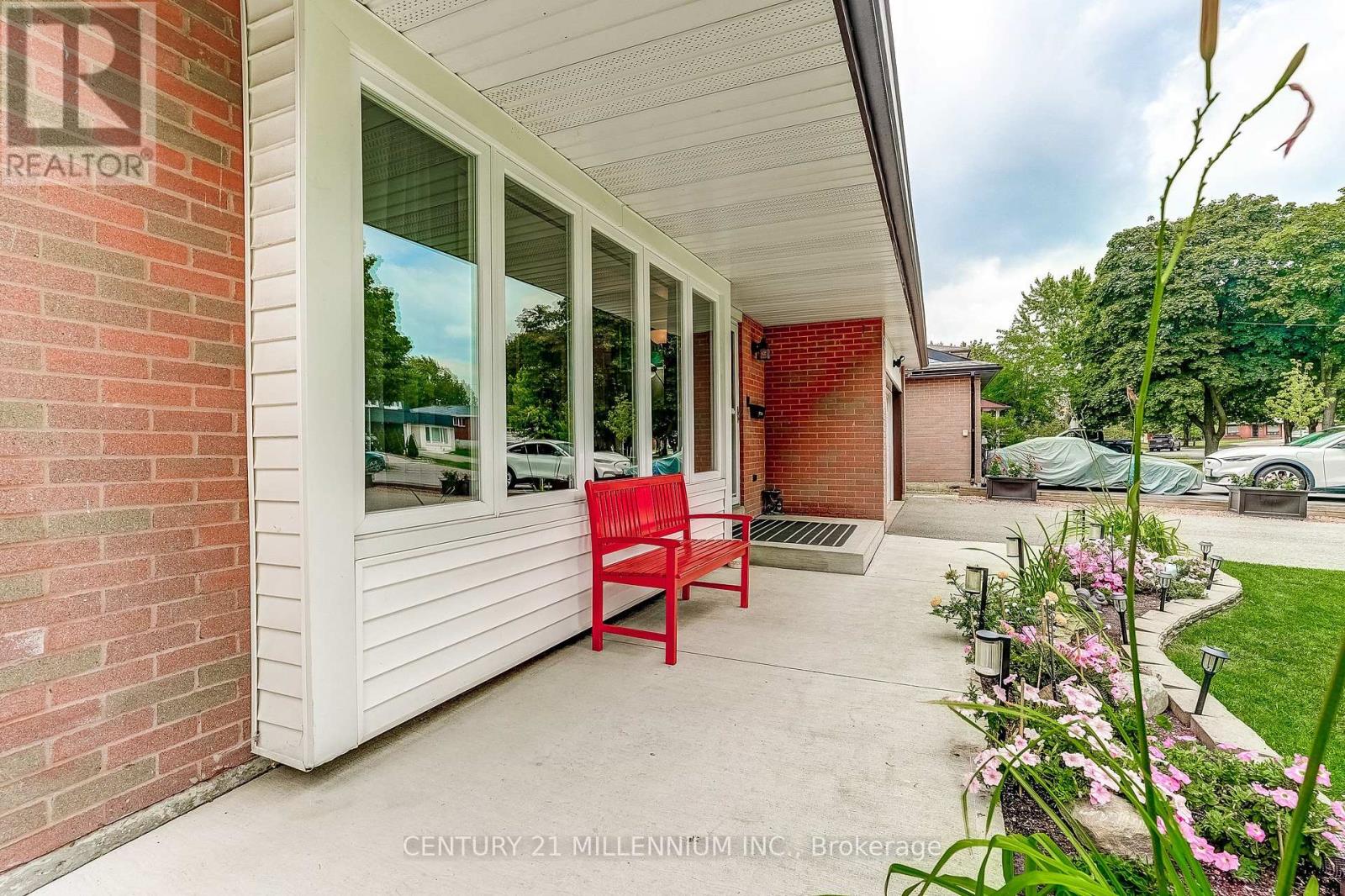 72 Glebe Crescent, Brampton, Ontario  L6S 1G1 - Photo 4 - W13886484