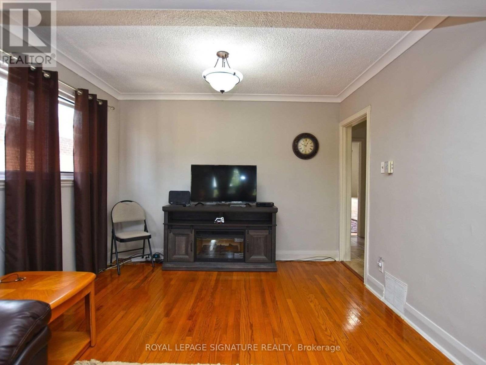 103 Richardson Avenue, Toronto, Ontario  M6M 3S2 - Photo 10 - W13886512