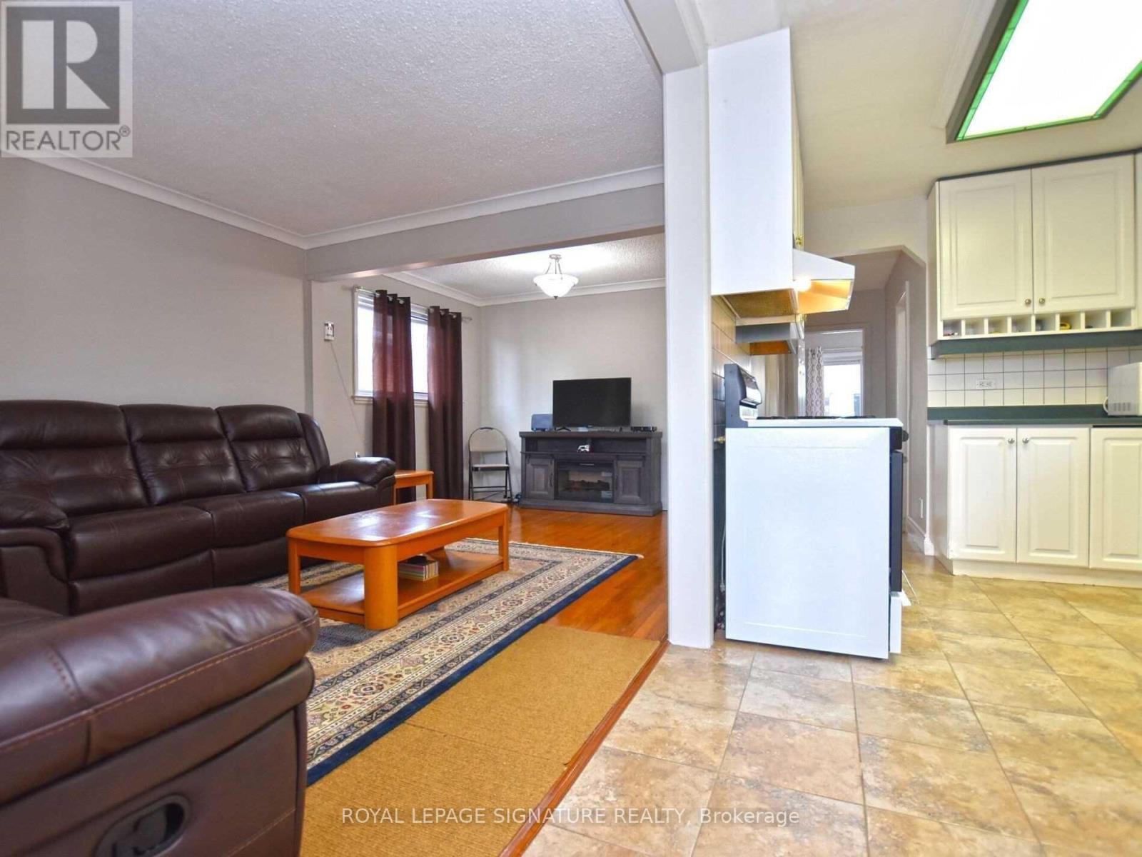 103 Richardson Avenue, Toronto, Ontario  M6M 3S2 - Photo 13 - W13886512