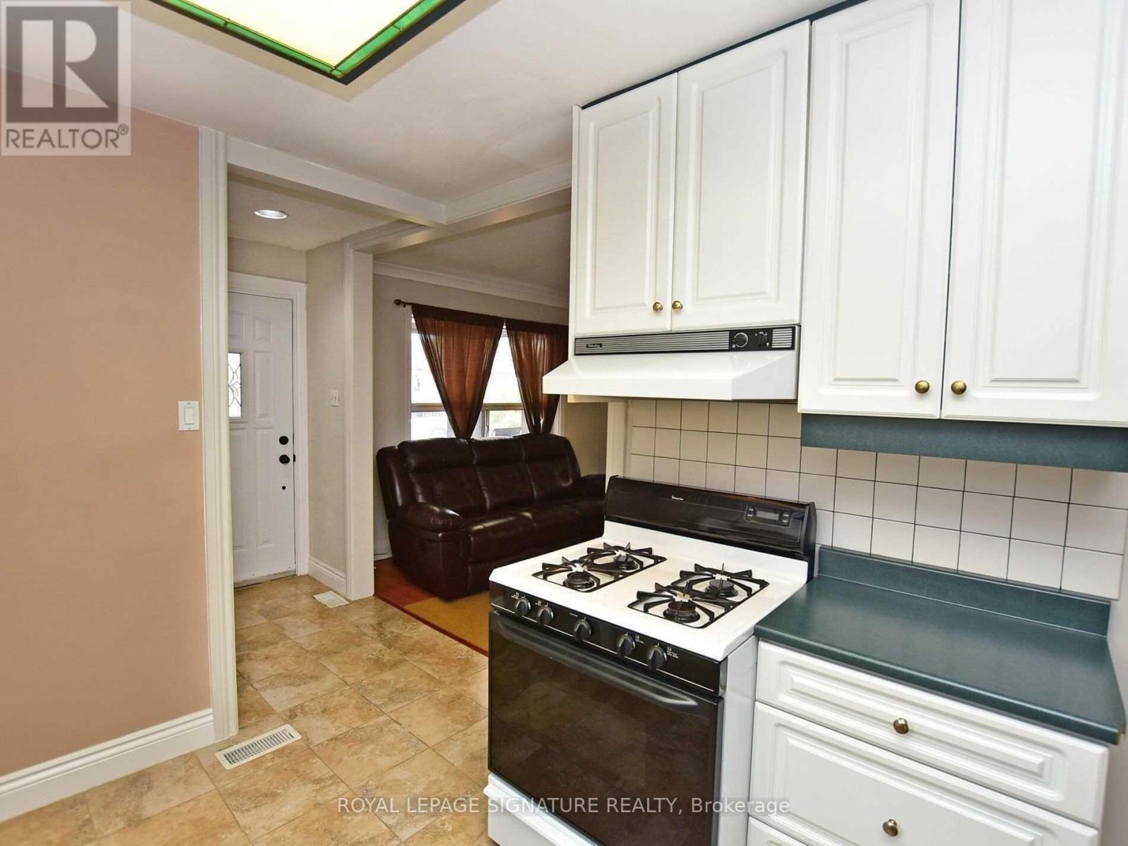 103 Richardson Avenue, Toronto, Ontario  M6M 3S2 - Photo 16 - W13886512