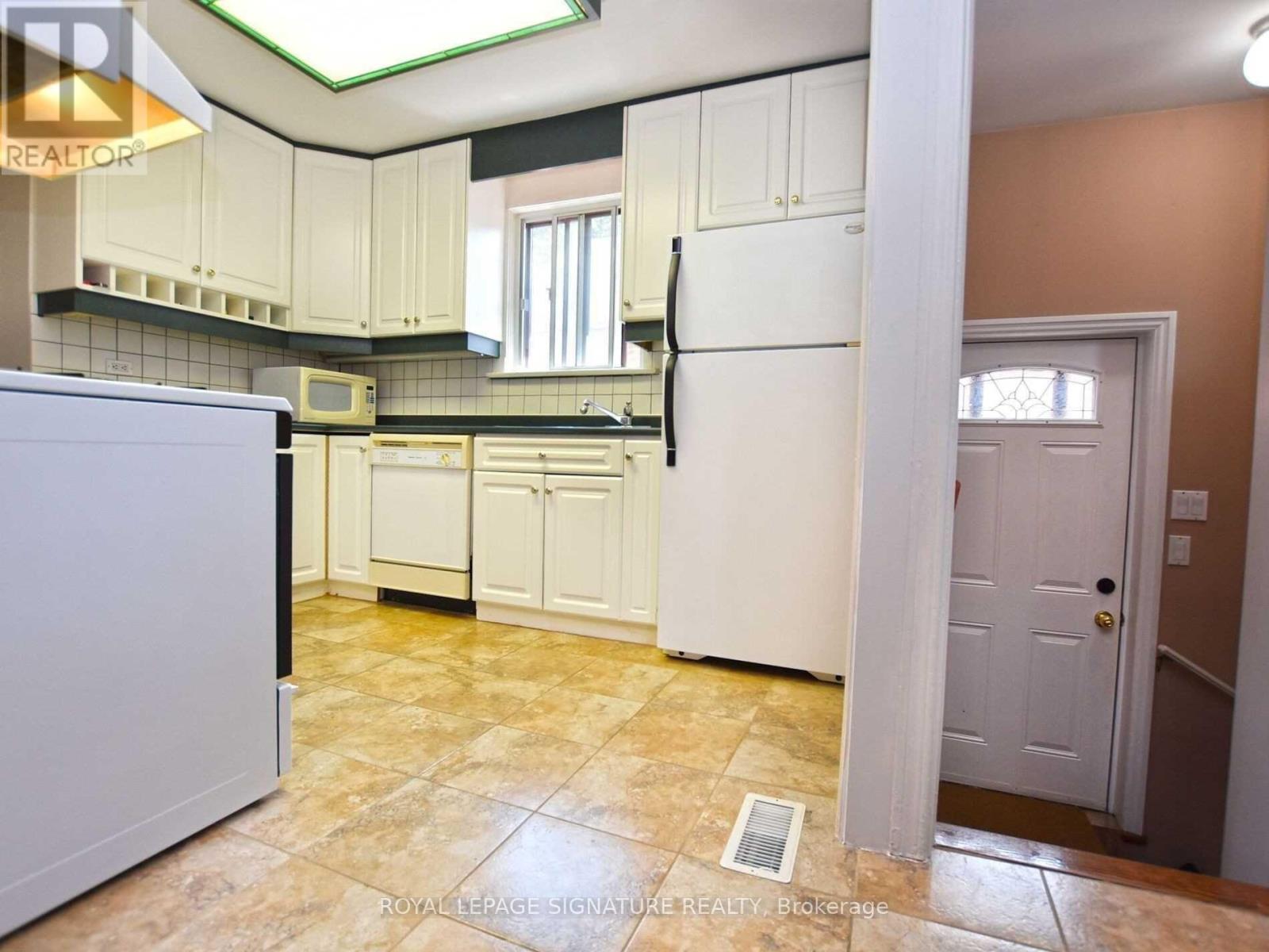 103 Richardson Avenue, Toronto, Ontario  M6M 3S2 - Photo 19 - W13886512