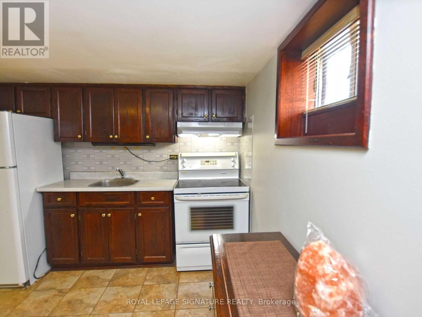 103 Richardson Avenue, Toronto, Ontario  M6M 3S2 - Photo 26 - W13886512