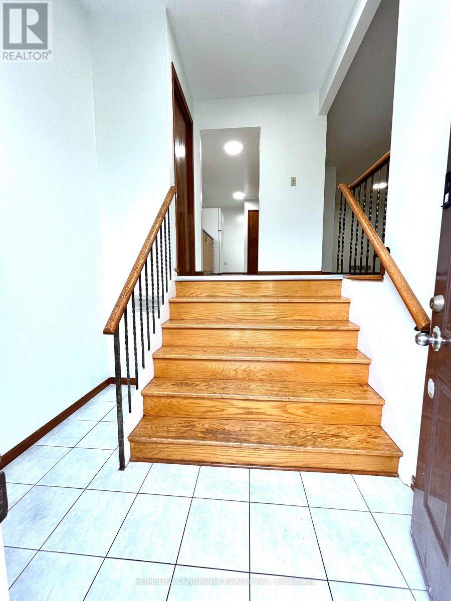 44 Lady Churchill Court, Toronto, Ontario  M1V 2J6 - Photo 2 - E13886554