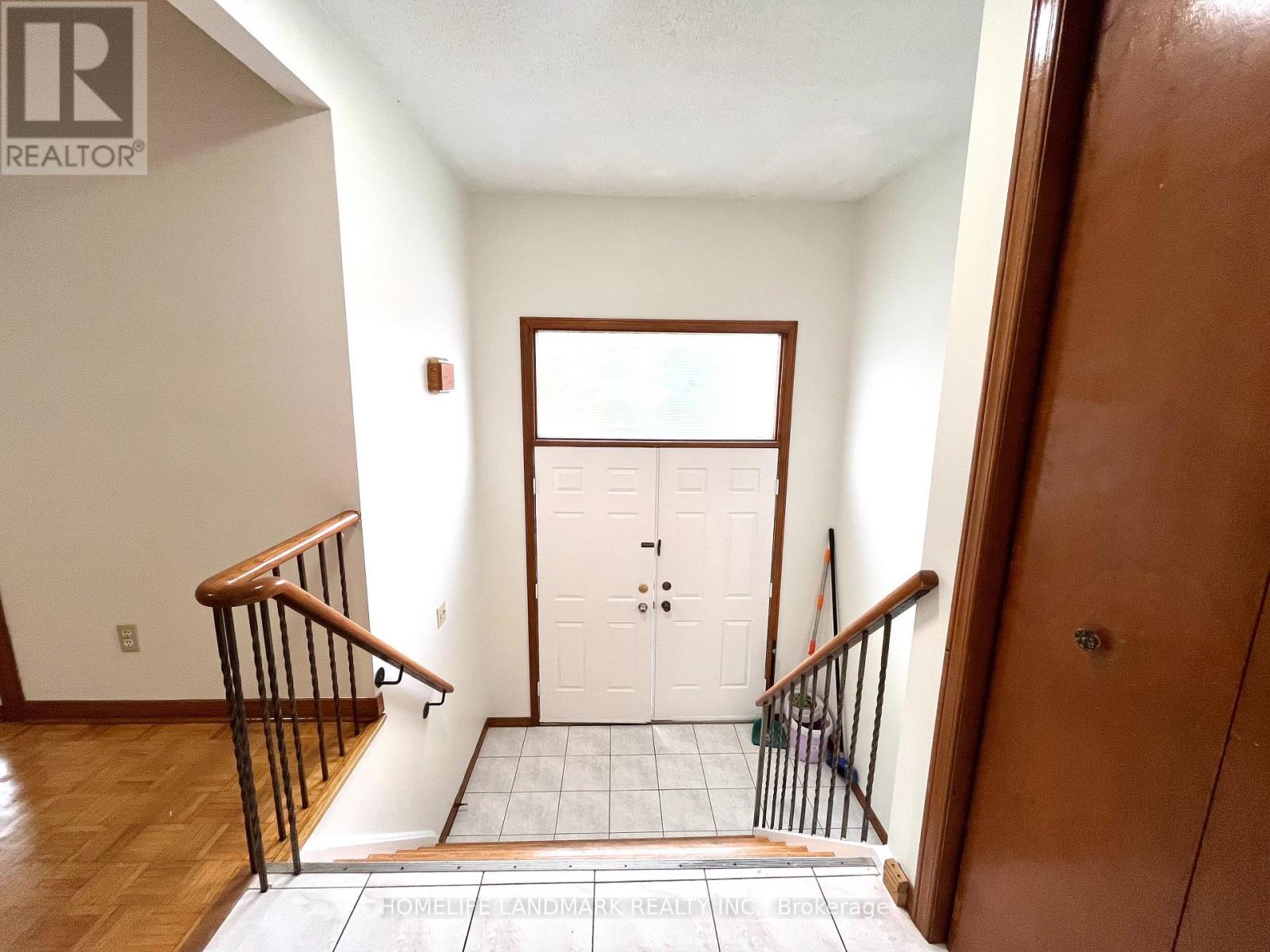 44 Lady Churchill Court, Toronto, Ontario  M1V 2J6 - Photo 3 - E13886554