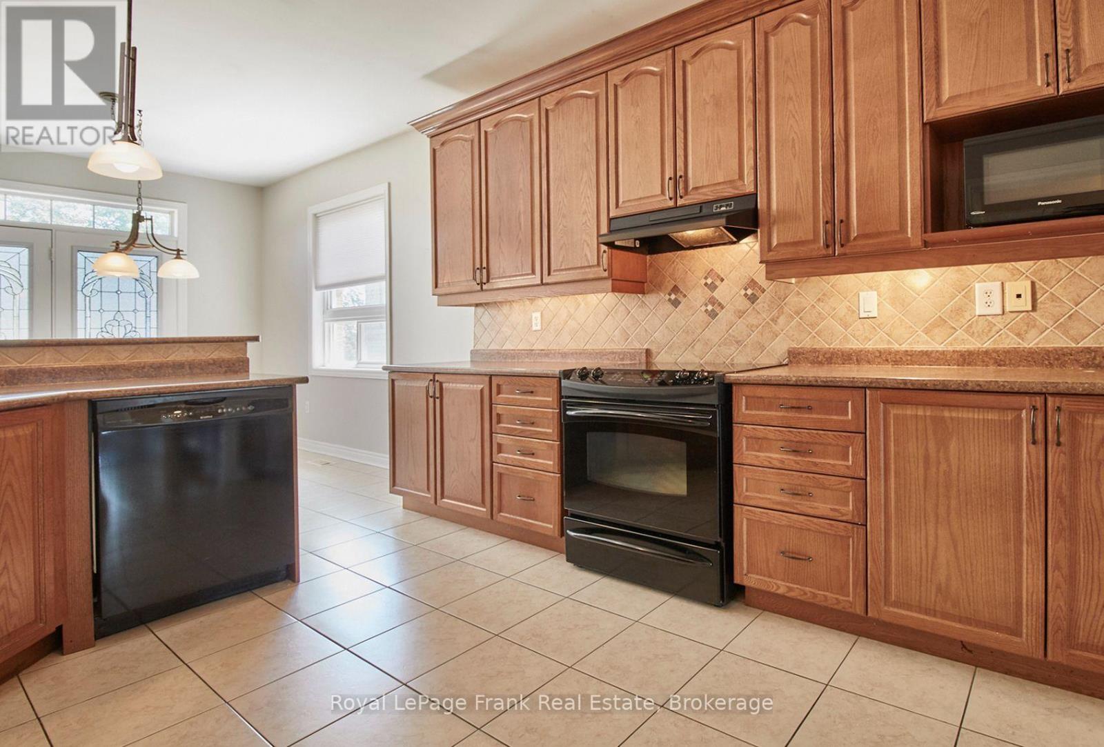 43 Helston Crescent, Whitby, Ontario  L1M 2K3 - Photo 8 - E13886572