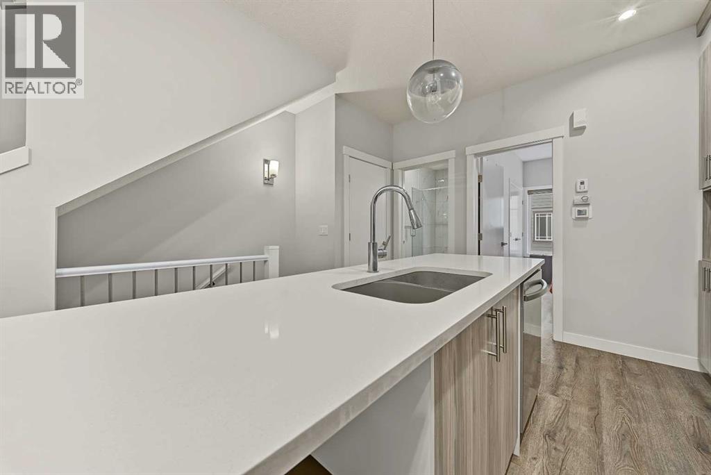 708, 95 Skyview Close NE