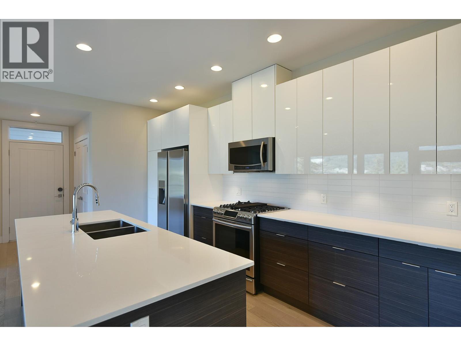 303 5780 Marine Way, Sechelt, British Columbia  V7Z 0L8 - Photo 5 - R3174455
