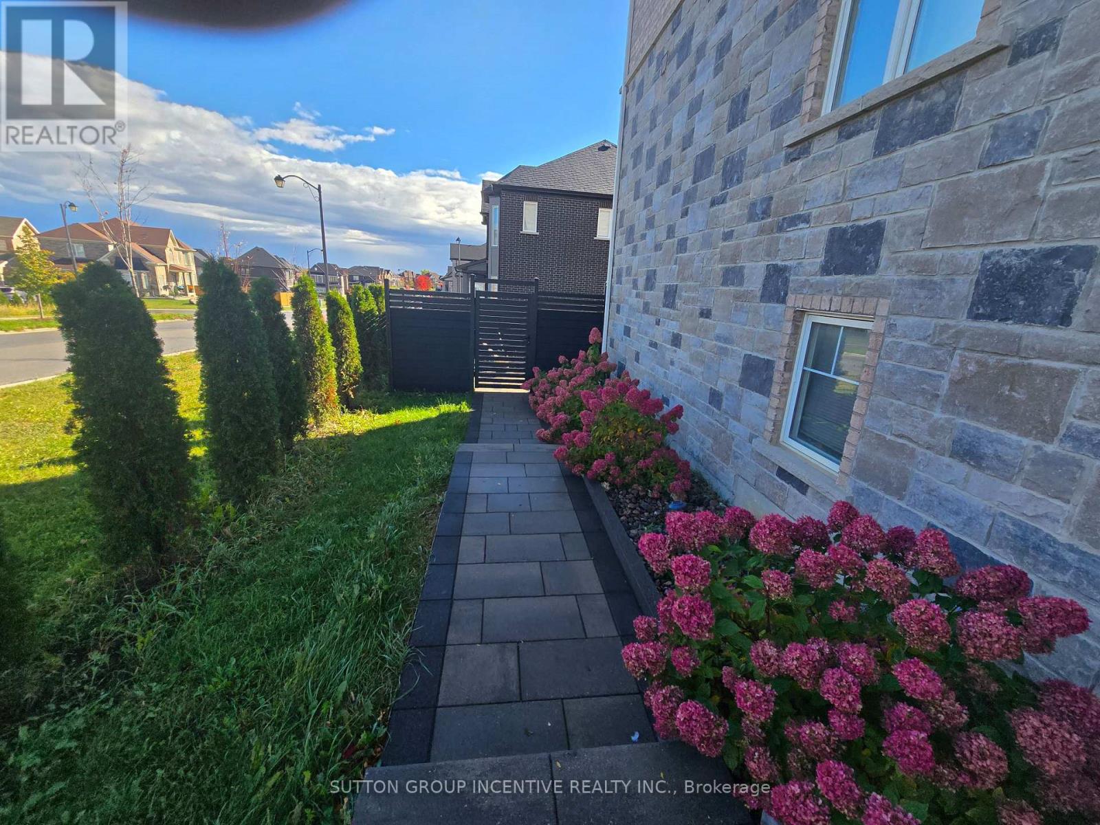 1415 Lormel Gate Avenue, Innisfil, Ontario  L0L 1W0 - Photo 3 - N13886758
