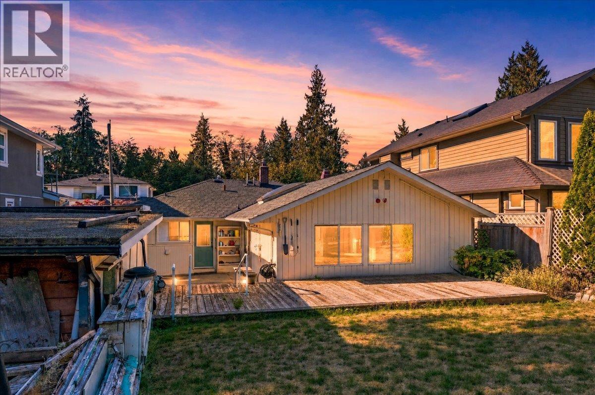 3040 Paisley Road, North Vancouver, British Columbia  V7R 1C8 - Photo 3 - R3174468