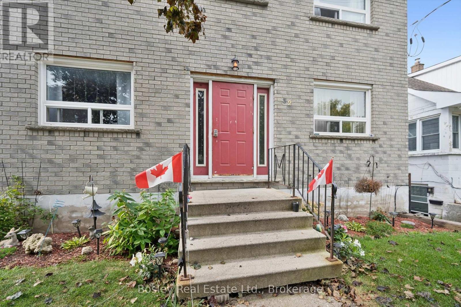 32 Jaffray Street, Cambridge, Ontario  N1R 3H9 - Photo 3 - X13901428