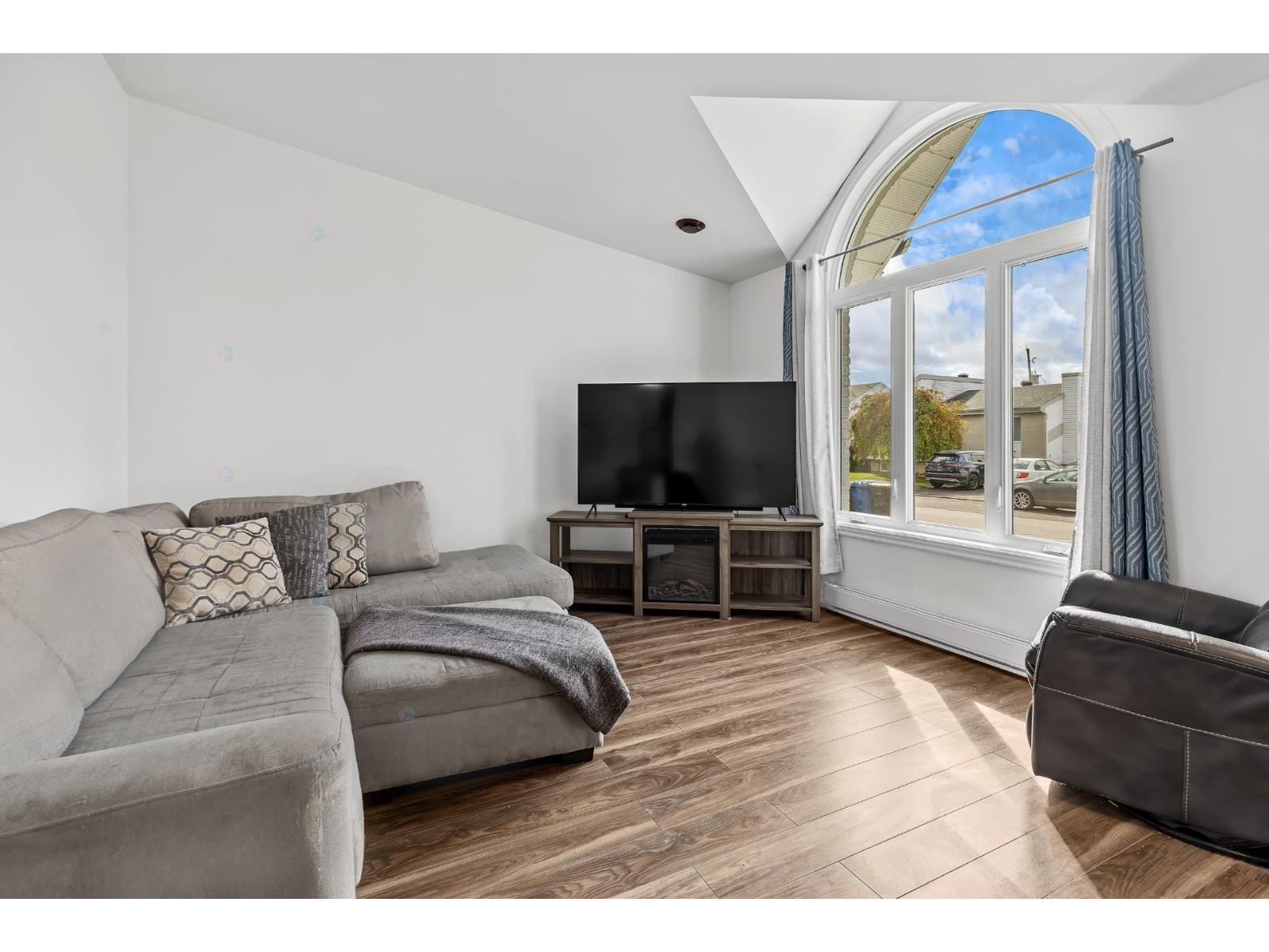 305 Rue de la Lyre L'Épiphanie Quebec Canada J5X4C1 3