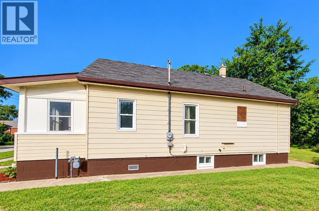 3587 Bloomfield, Windsor, Ontario  N9C 1R8 - Photo 4 - 26023624