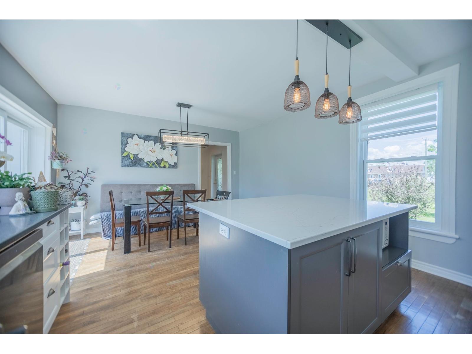 304 Rue de la Rive Sainte-Anne-de-Sorel Quebec Canada J3P1K4 5