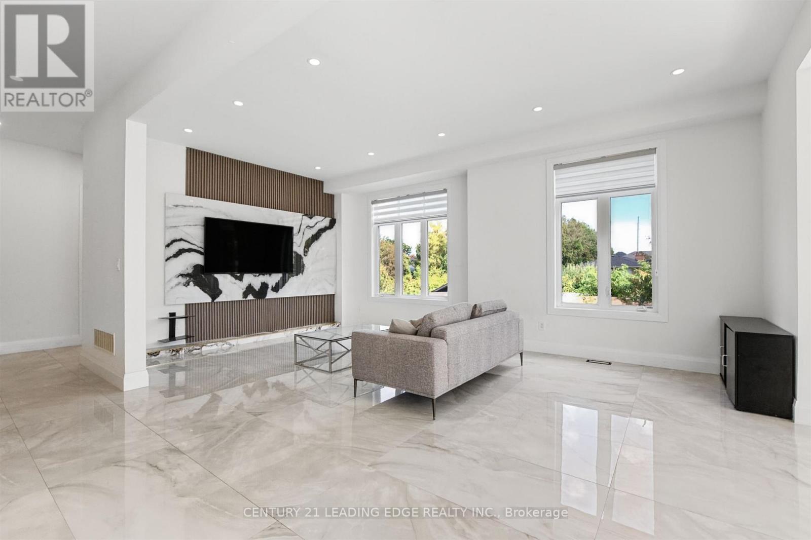 309 Gibson Circle, Bradford West Gwillimbury, Ontario  L3Z 0X2 - Photo 4 - N13917426