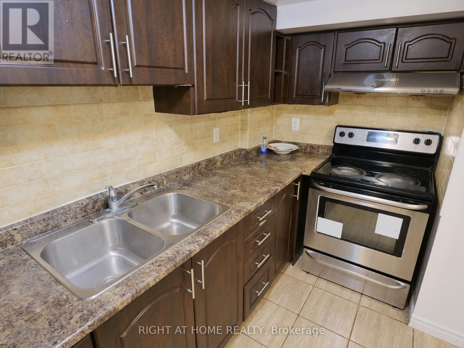 Basement Unit - 19 Blazing Star Drive S, Brampton, Ontario  L6R 3E5 - Photo 4 - W13925194