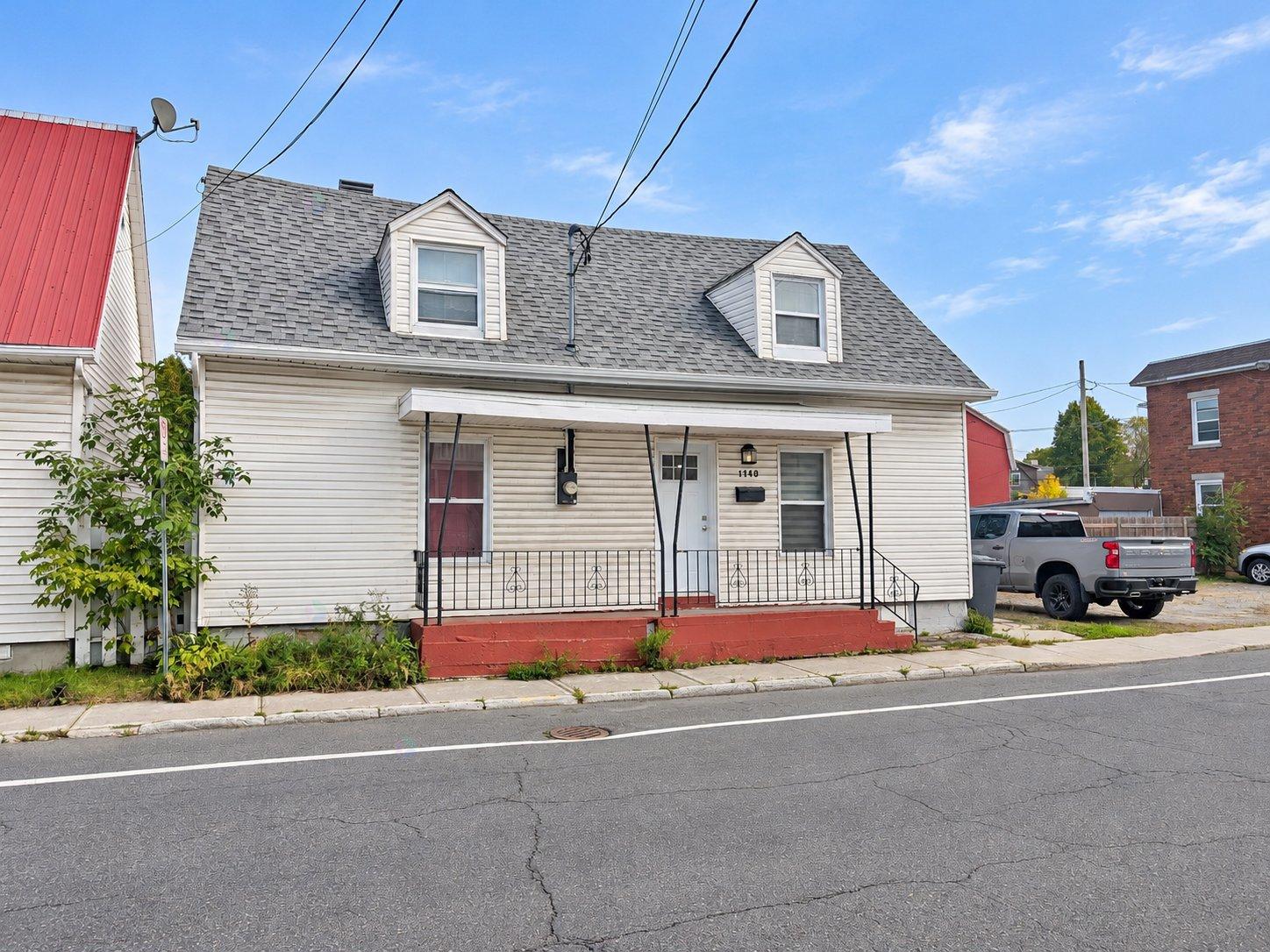 1749 Rue St-Denis Trois-Rivières Quebec Canada G9A4A5 2