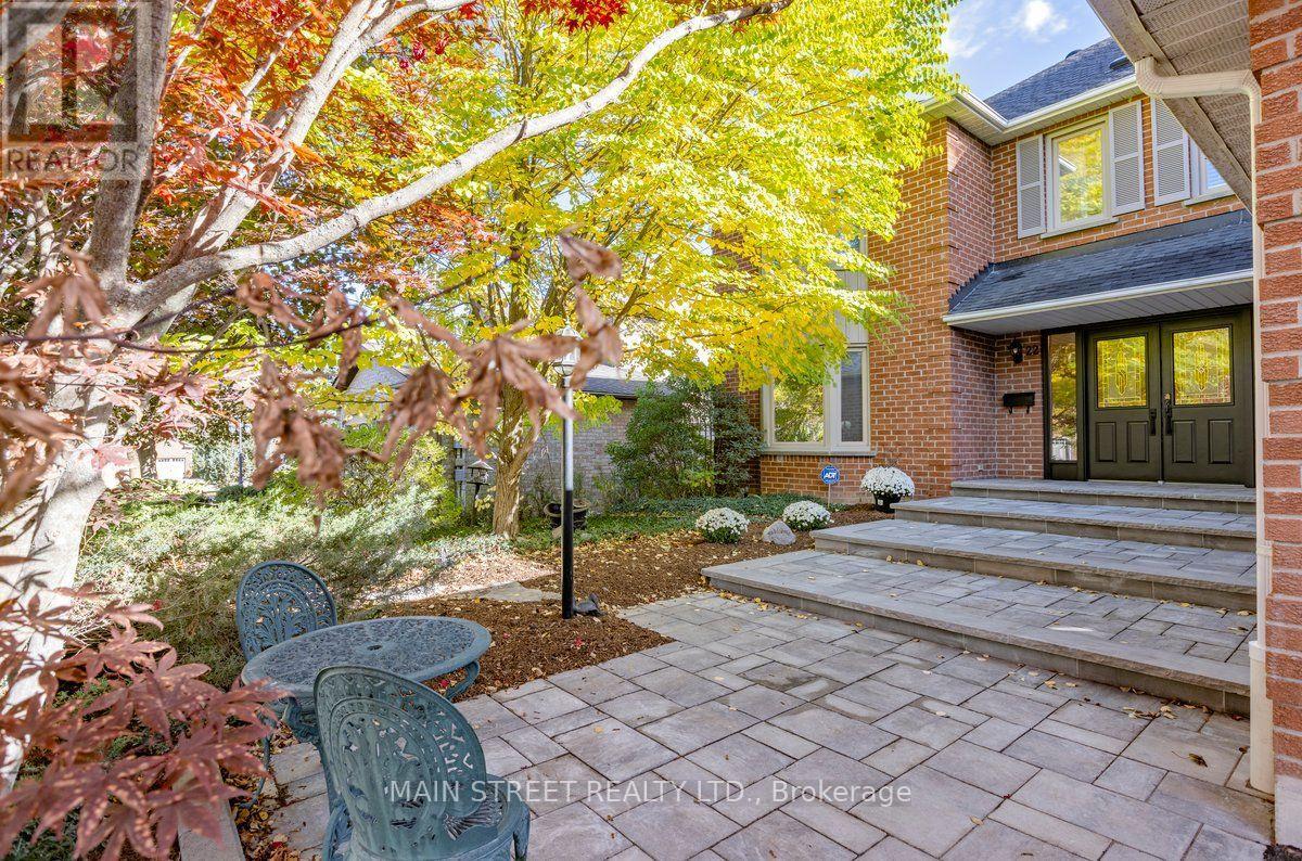 22 MCCLENNY DRIVE N, Aurora, Ontario