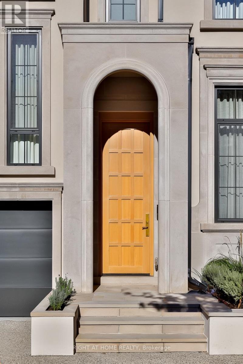 127 Yonge Boulevard, Toronto, Ontario  M5M 3H2 - Photo 2 - C14001020