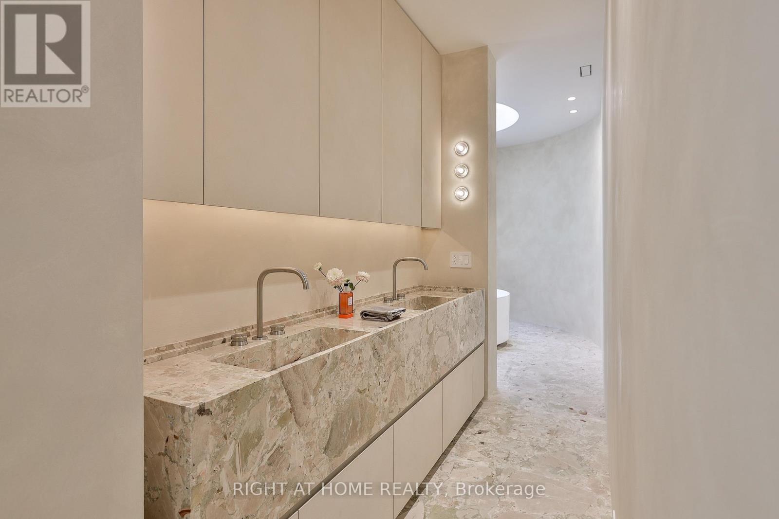 127 Yonge Boulevard, Toronto, Ontario  M5M 3H2 - Photo 30 - C14001020