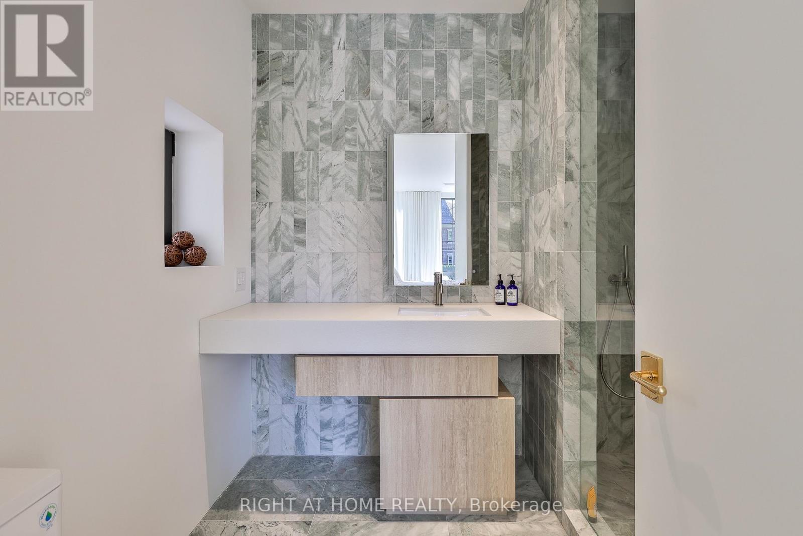 127 Yonge Boulevard, Toronto, Ontario  M5M 3H2 - Photo 41 - C14001020