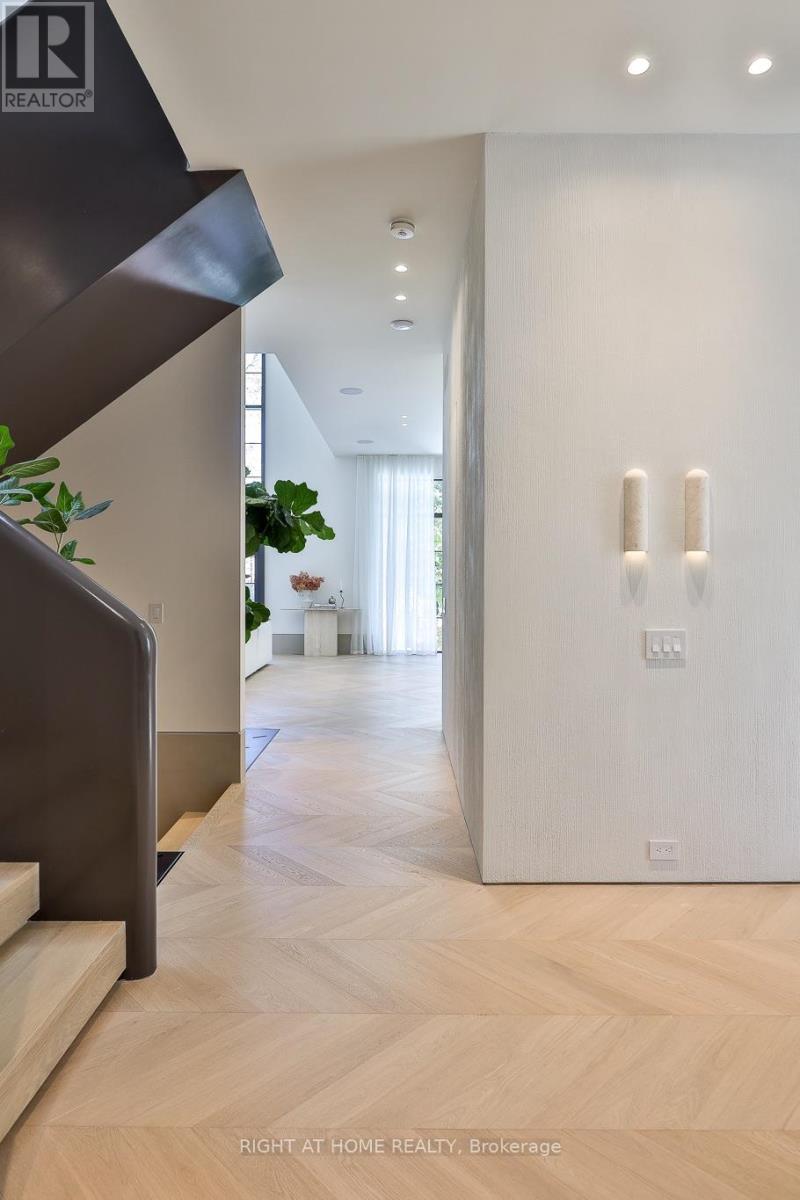 127 Yonge Boulevard, Toronto, Ontario  M5M 3H2 - Photo 7 - C14001020