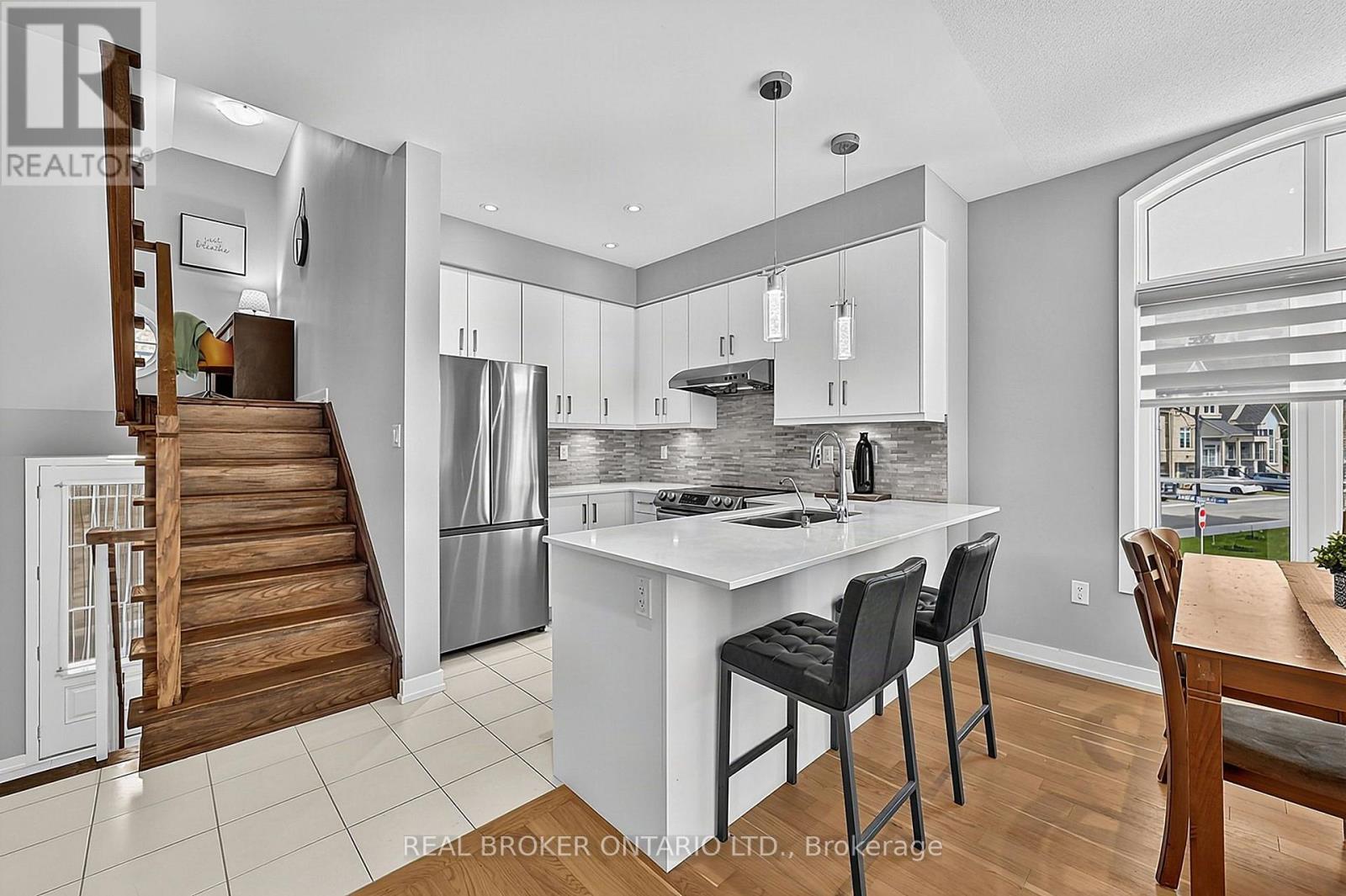 31 Lyall Stokes Circle, East Gwillimbury, Ontario  L0G 1M0 - Photo 12 - N14004116