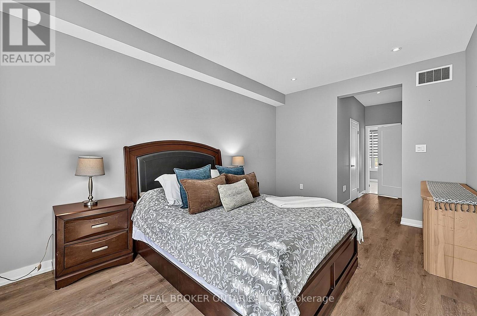 31 Lyall Stokes Circle, East Gwillimbury, Ontario  L0G 1M0 - Photo 9 - N14004116