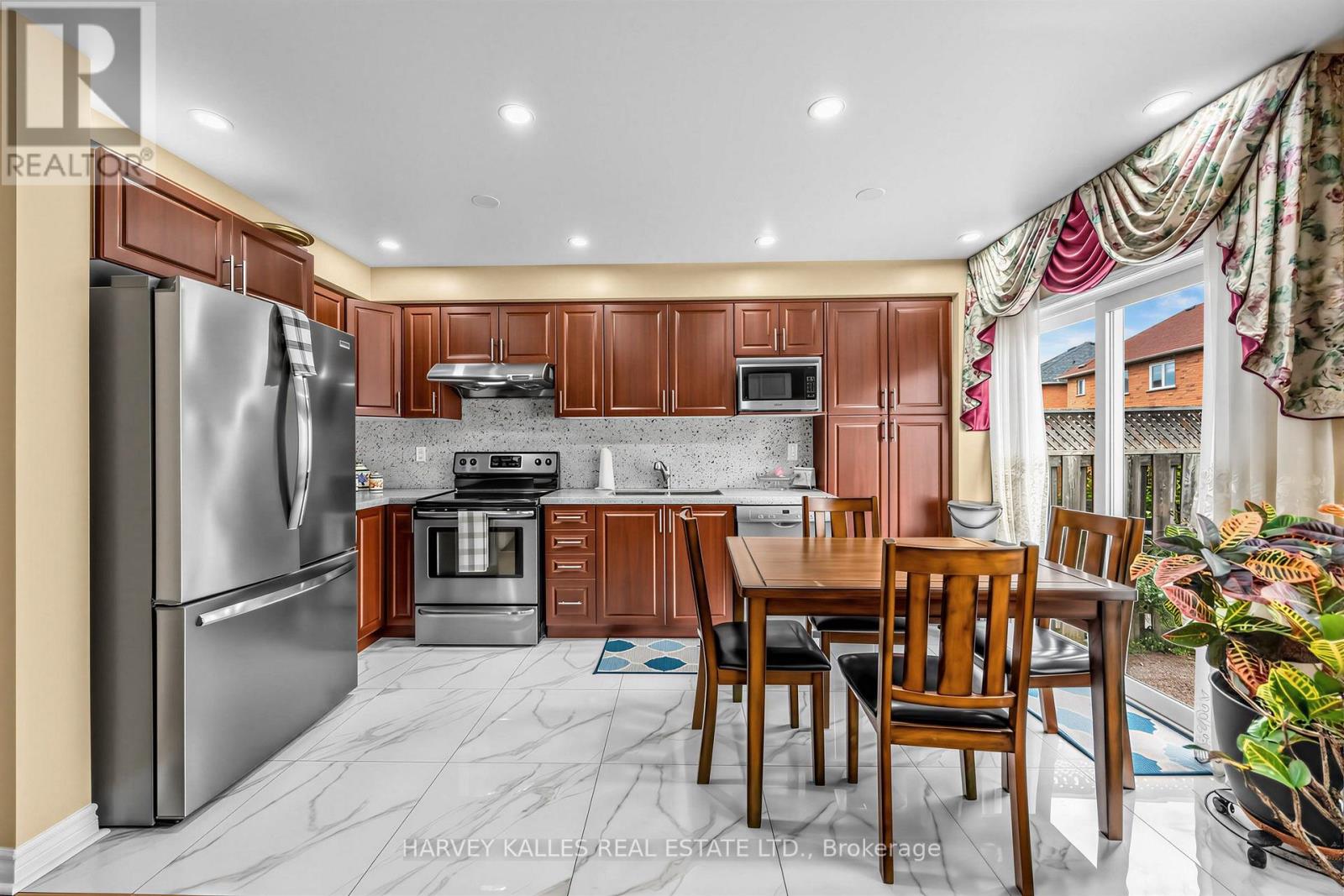 39 Ridgefield Court, Brampton (Vales Of Castlemore), Ontario  L6P 1B4 - Photo 10 - W14003622