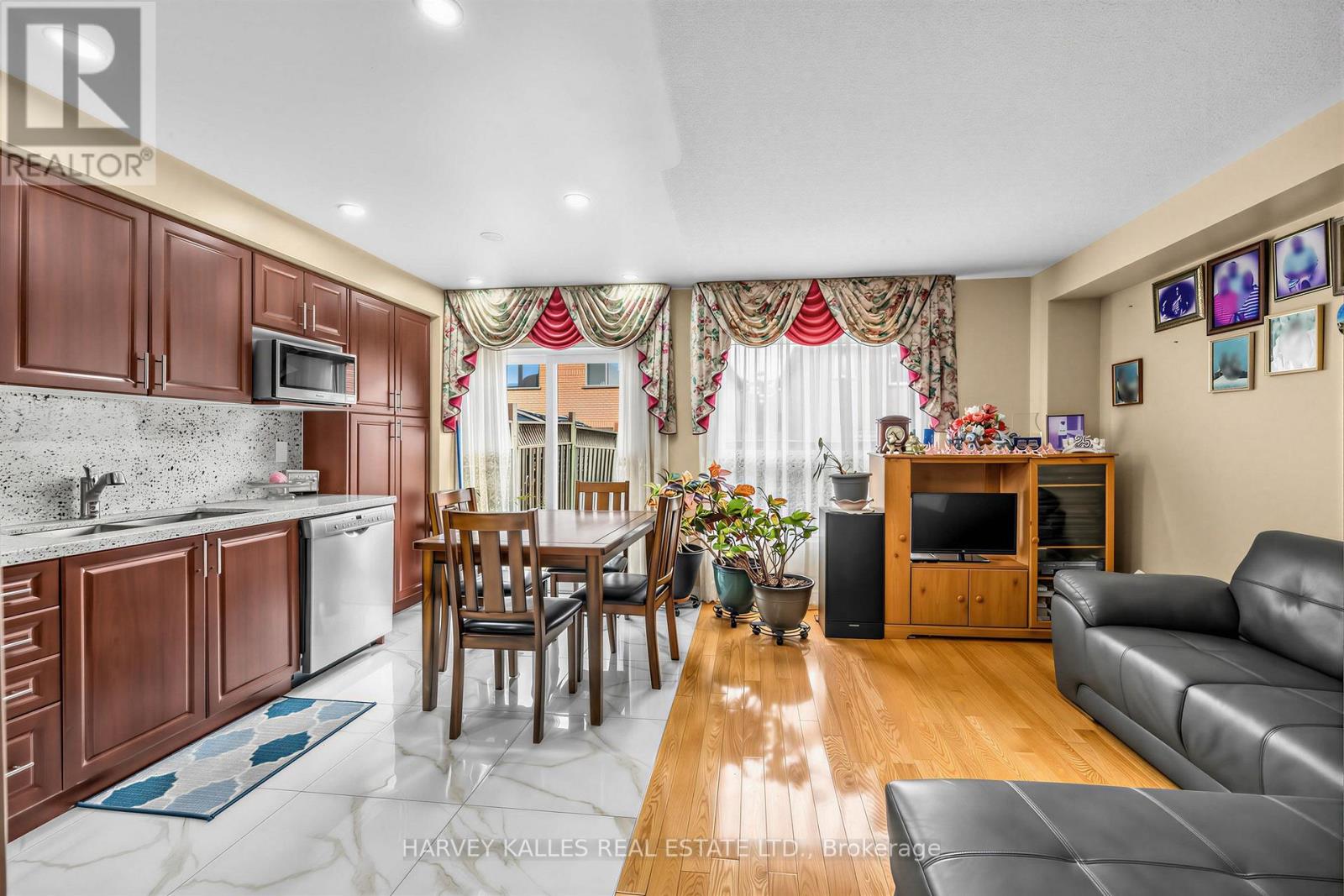 39 Ridgefield Court, Brampton (Vales Of Castlemore), Ontario  L6P 1B4 - Photo 11 - W14003622