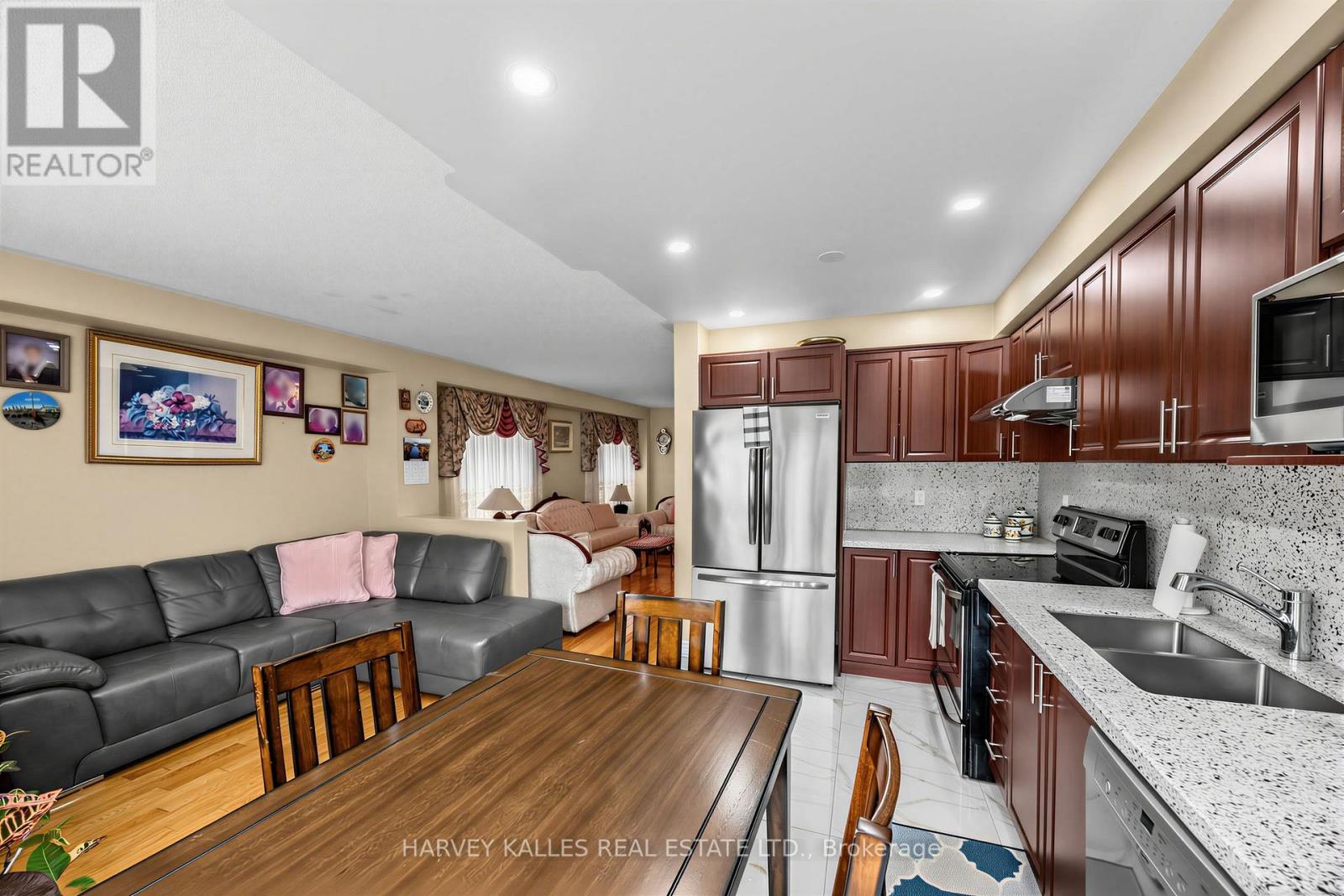 39 Ridgefield Court, Brampton (Vales Of Castlemore), Ontario  L6P 1B4 - Photo 12 - W14003622