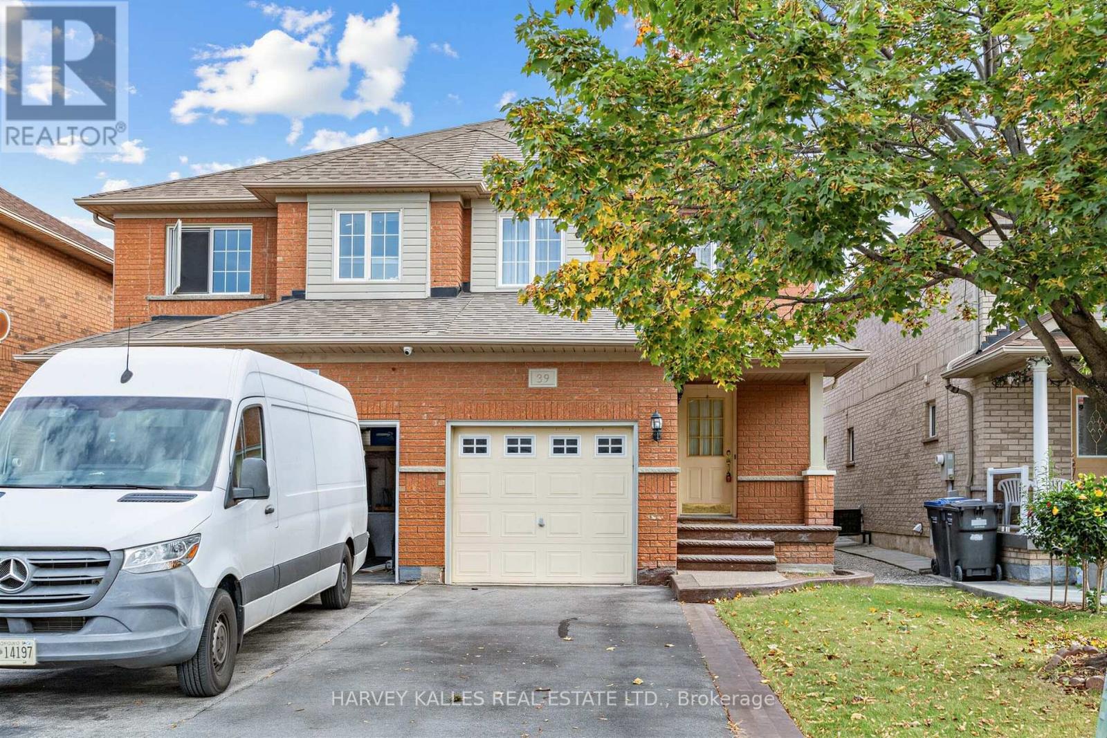 39 Ridgefield Court, Brampton (Vales Of Castlemore), Ontario  L6P 1B4 - Photo 3 - W14003622
