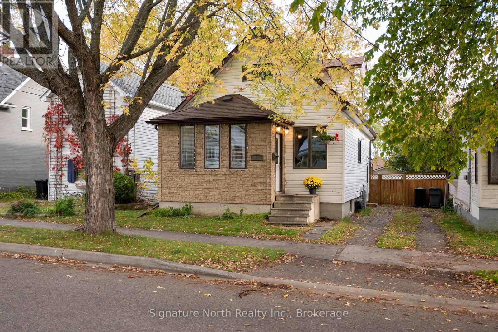 17 ONTARIO STREET W, Thunder Bay, Ontario