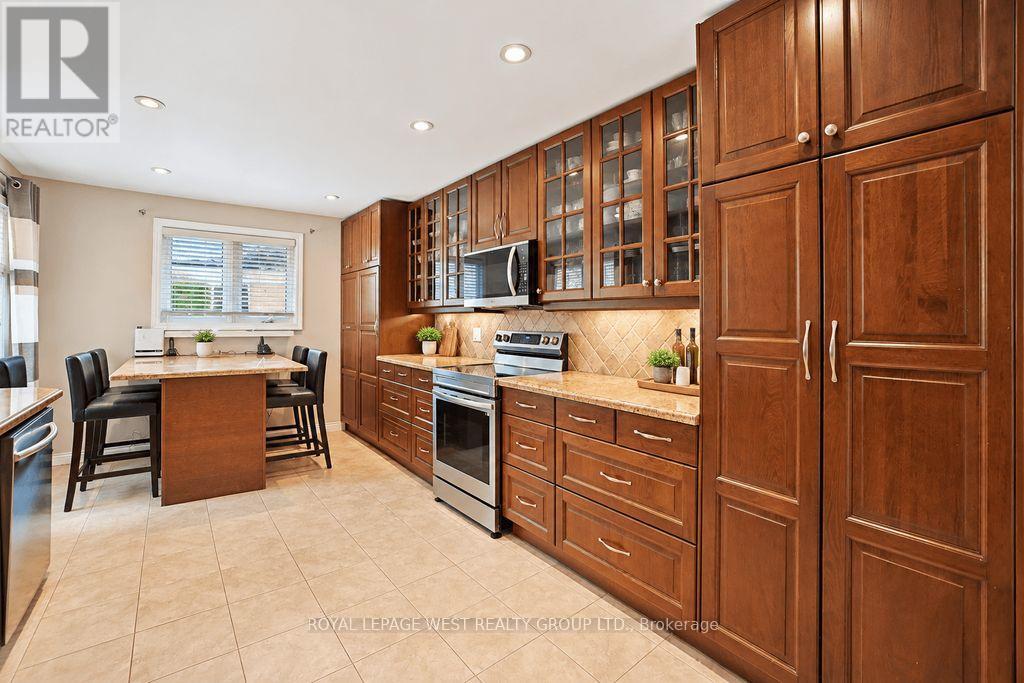 292 La Rose Avenue, Toronto, Ontario  M9P 1B9 - Photo 8 - W14004390