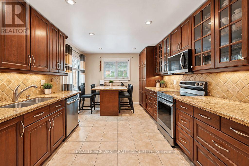 292 La Rose Avenue, Toronto, Ontario  M9P 1B9 - Photo 9 - W14004390