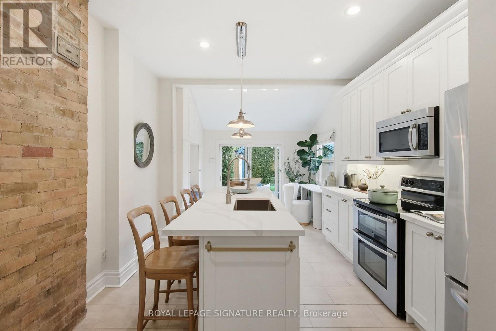 170 BROADVIEW AVENUE, Toronto, Ontario