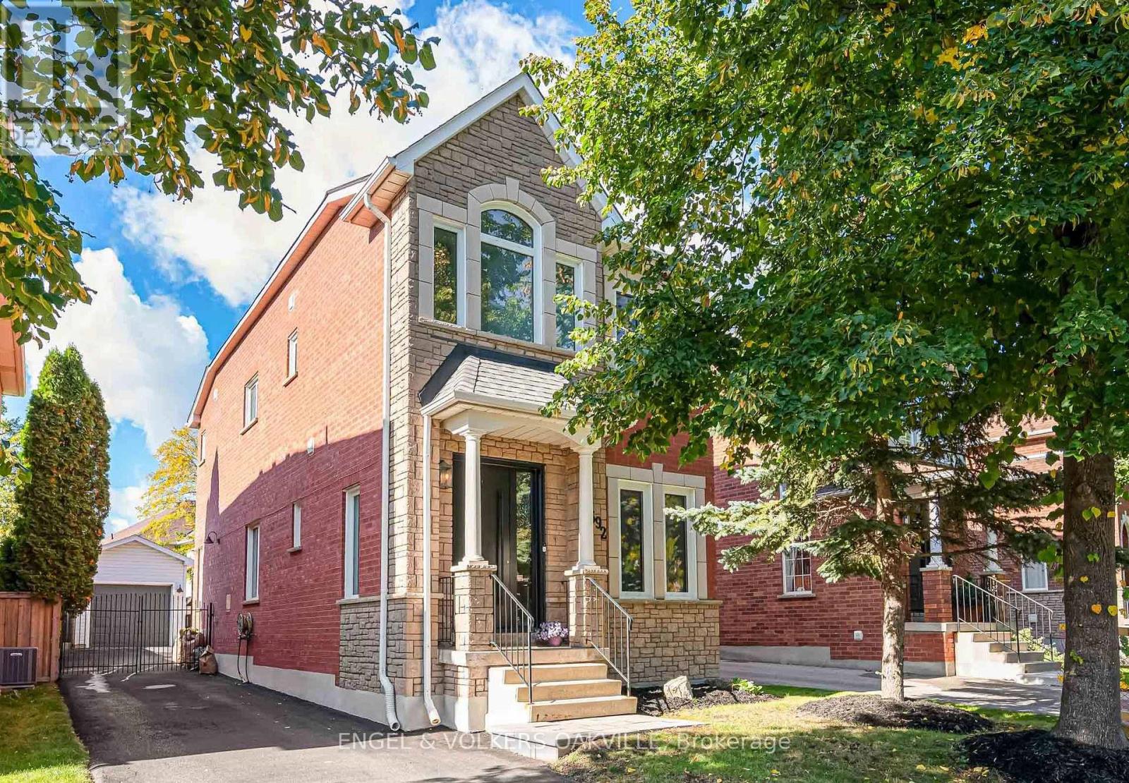 2592 CASTLE HILL CRESCENT, Oakville, Ontario