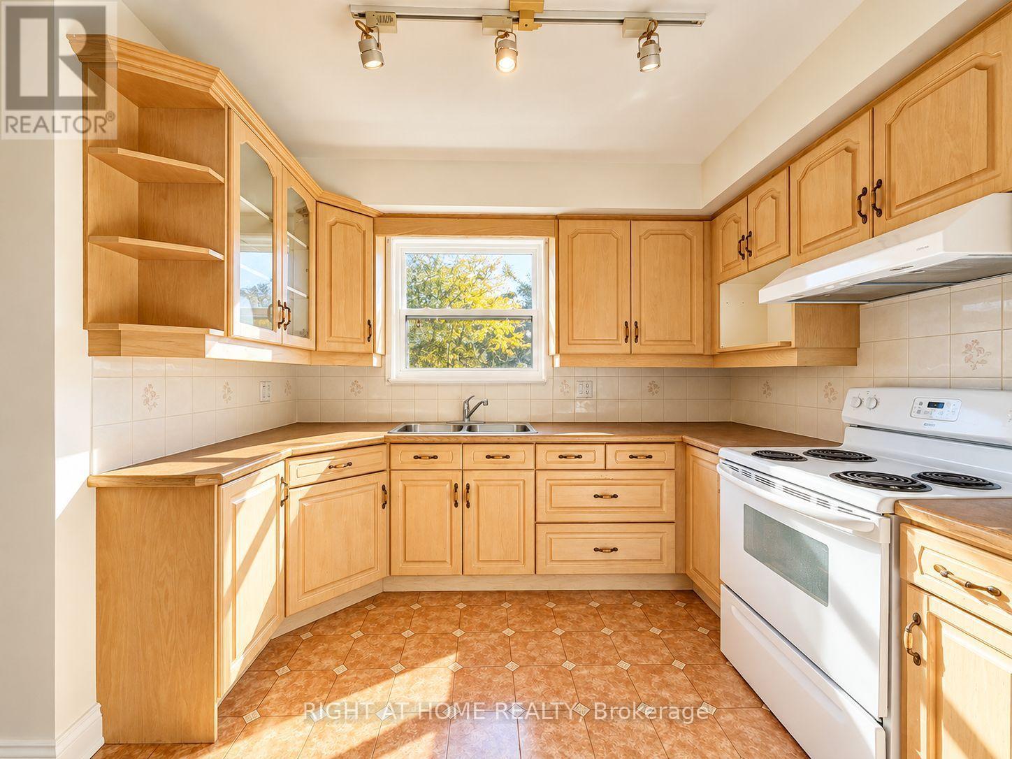 Main Floor - 72 Monkswood Crescent, Newmarket, Ontario  L3Y 2K1 - Photo 11 - N14013862