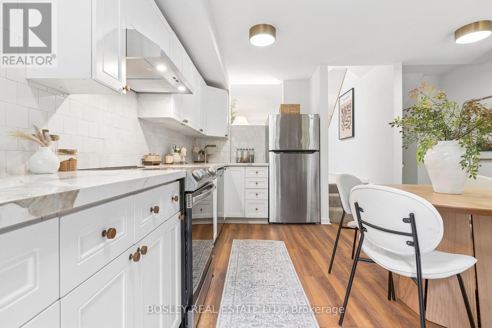 37 Hillsview Avenue, Toronto, Ontario  M6P 1J4 - Photo 11 - W14012380