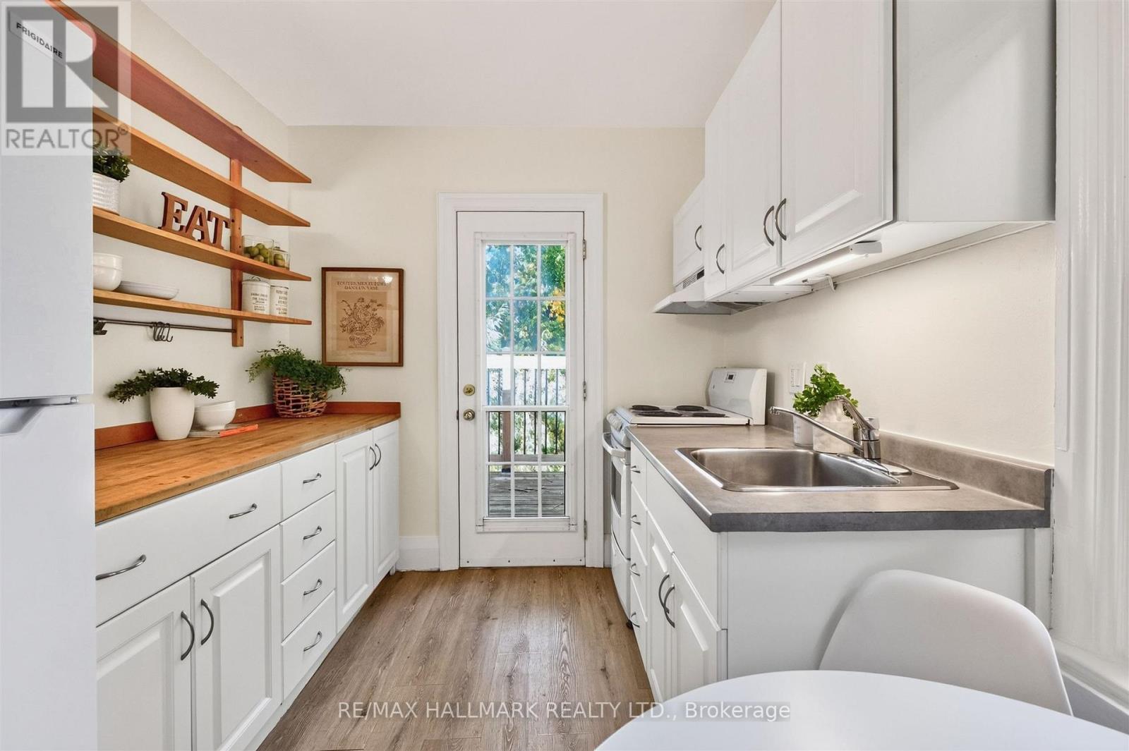 26 Pearson Avenue, Toronto, Ontario  M6R 1G1 - Photo 7 - W14013500