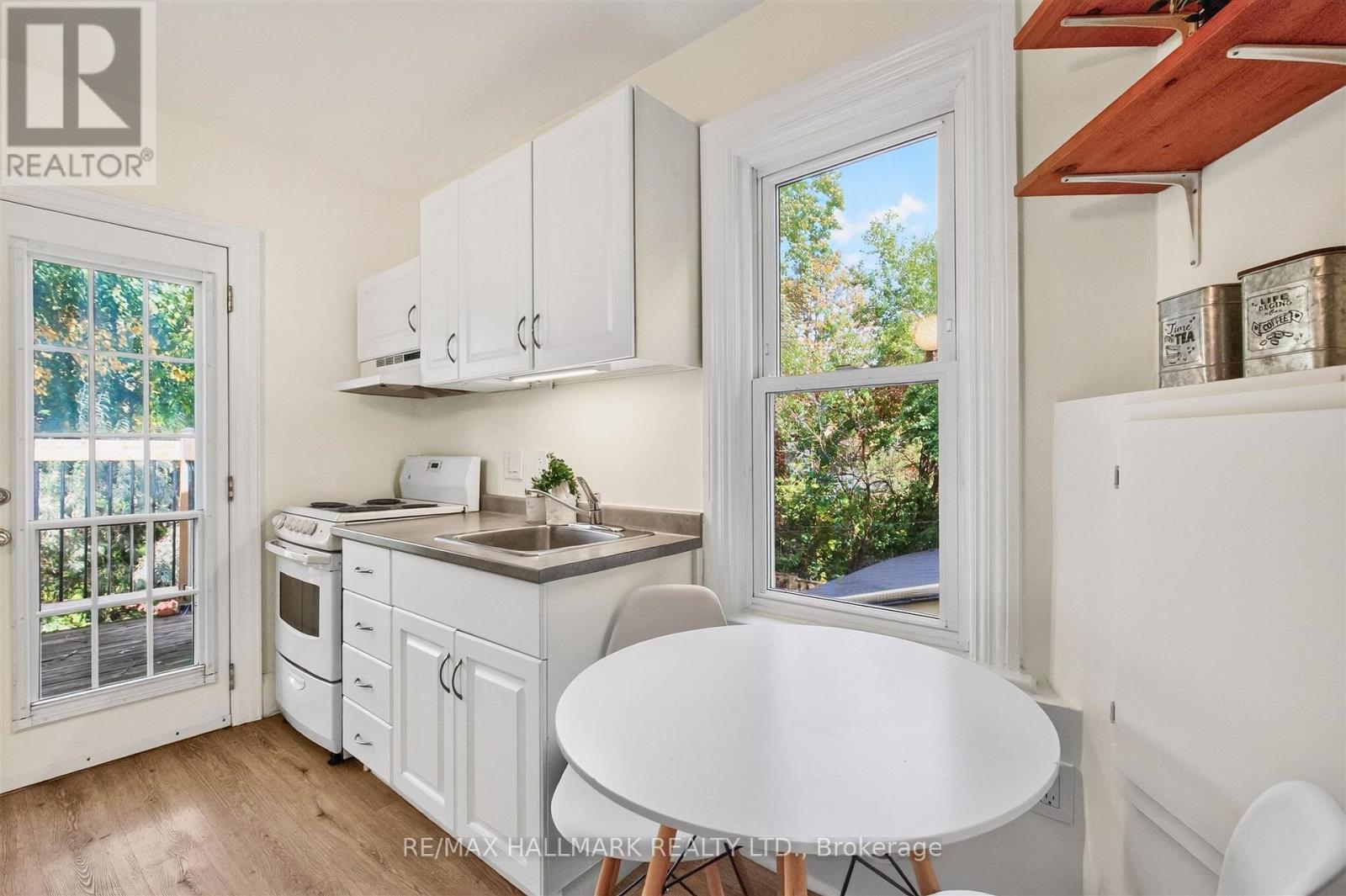 26 Pearson Avenue, Toronto, Ontario  M6R 1G1 - Photo 8 - W14013500